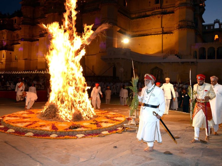 Holika Dahan diễn ra vào buổi tối trước ngày chính của lễ hội Holi festival Ấn Độ 