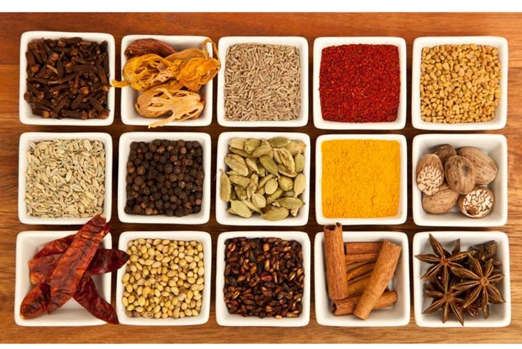 Những gia vị đủ màu sắc bắt mắt tạo nên món ăn đặc trưng ẩm thực Ấn Độ