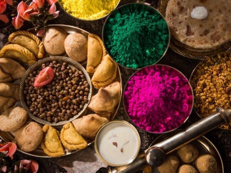 Mọi người cùng thưởng thức các món ăn và đồ uống đặc biệt trong ngày lễ hội Holi festival Ấn Độ