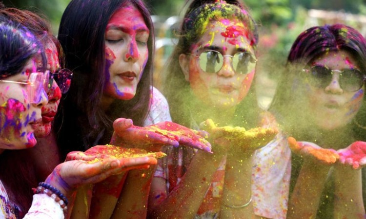 Bảo vệ mắt trong lễ hội Holi festival Ấn Độ 
