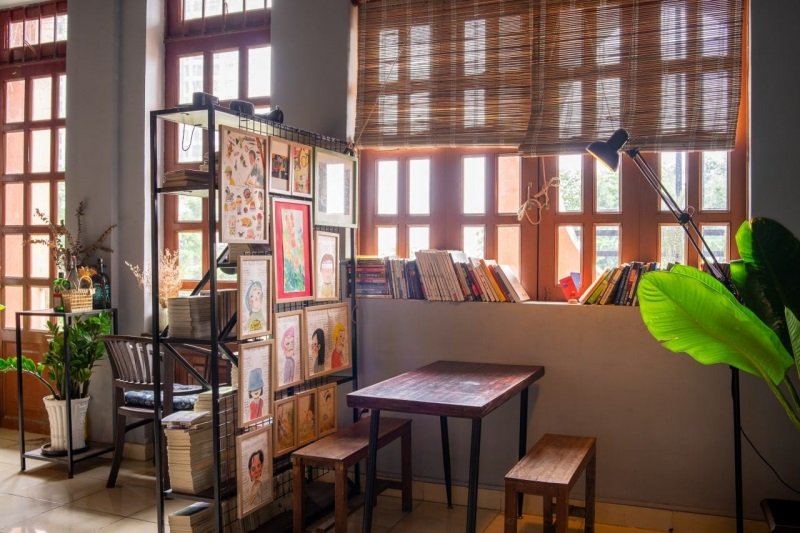 Quán cafe sách quận 1 Rosaria Book and coffee là nơi thích hợp cho những ai thích cà phê ngon và sách.