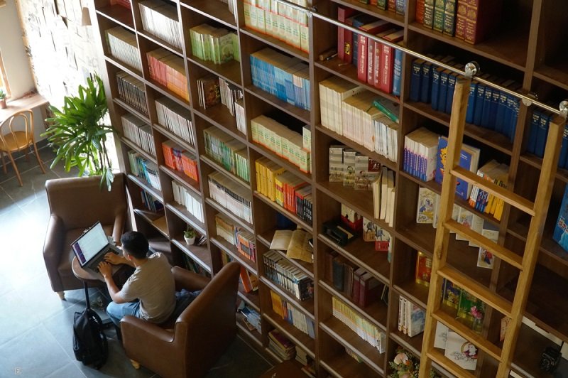 Bản cafe là quán cafe sách quận 1 được nhiều khách hàng đánh giá tốt về không gian thích hợp đọc sách và sự thoải mái.