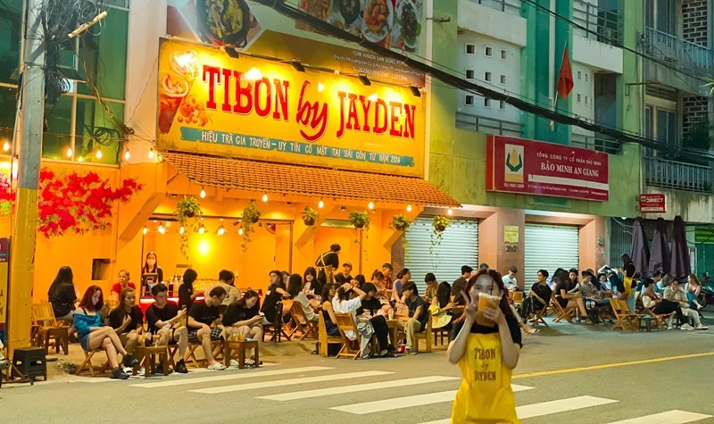 Tibon By Jayden là quán cafe vỉa hè quận 1 có phong cách phù hợp với các bạn trẻ.