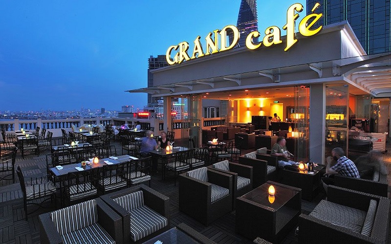 Quán cafe rooftop quận 1 Grand Lounge thích hợp cho những khách hàng đứng tuổi và muốn thưởng thức các loại cà phê ngon.