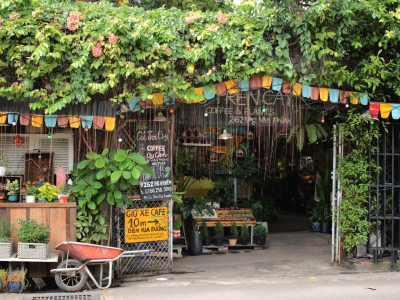 Cú Trên Cây là quán cafe chill Bình Thạnh có không gian sân vườn mát mẻ.
