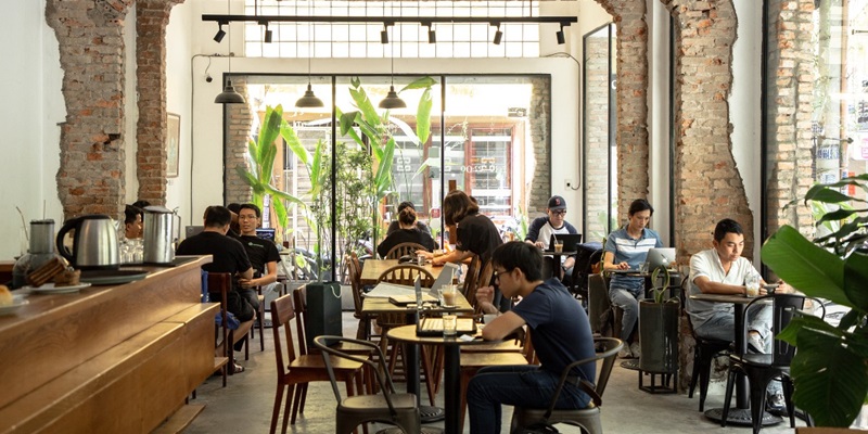 Quán cafe làm việc quận 3 - HUT là một trong những địa điểm thu hút đông đảo khách hàng ưa thích sự yên tĩnh.