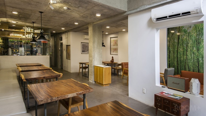 Như cái tên của quán, Cafe làm việc quận 3 - Work Saigon rất phù hợp cho những ai muốn tìm không gian vừa uống cafe vừa tập trung làm việc.