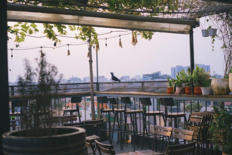 Chạng Vạng là quán cafe Rooftop Bình Thạnh thu hút đông đảo thực khách về chiều tối.
