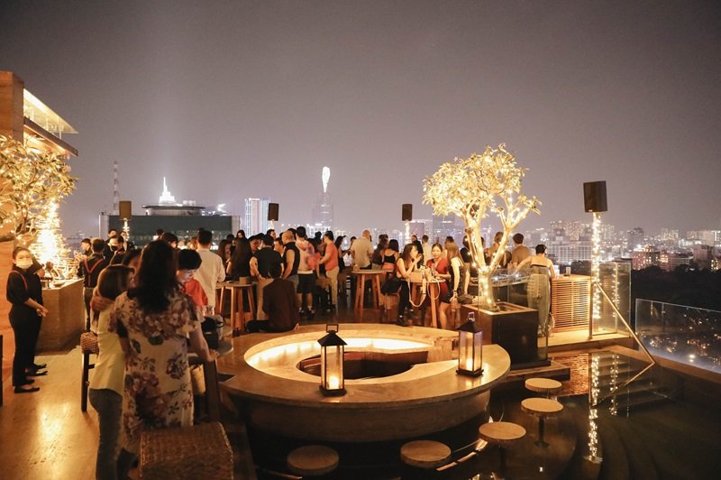 Quán cafe rooftop quận 3 Social Club là nơi gặp gỡ của hãng trăm bạn trẻ mỗi đêm.