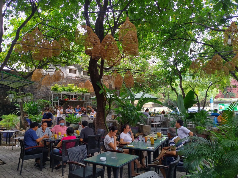 Suối Đá Cafe là quán cafe kết hợp sân vườn một cách hài hòa và yên bình.