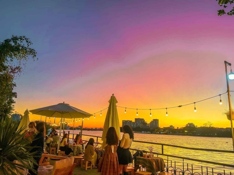 Cafe view đẹp Bình Thạnh - Sunset View cho khách hàng ngắm cảnh sông lung linh.