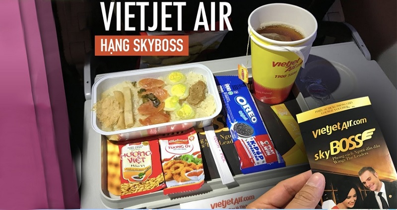 Đồ ăn trên máy bay Vietjet hạng thương gia miễn phí 1 suất ăn kèm đồ uống tươi ngon.