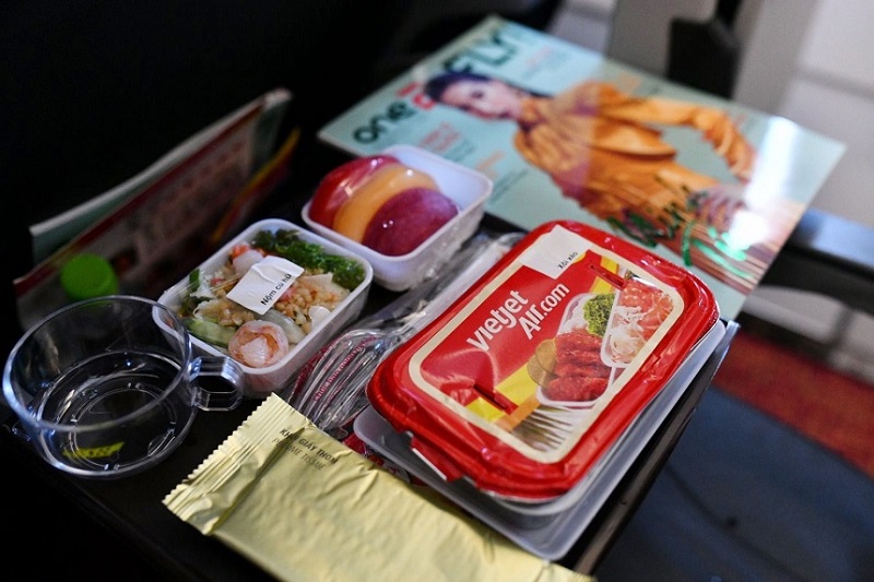 Thực đơn và giá cả đồ ăn trên máy bay Vietjet ra sao?