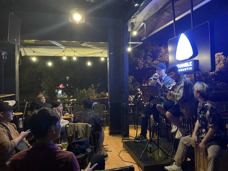 Khang Lê Acoustic - Địa chỉ cafe Acoustic Phú Nhuận thu hút nhiều thực khách giới trẻ.
