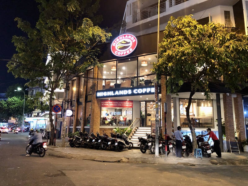 Cafe Highlands Phú Nhuận đường Hoa Hồng.