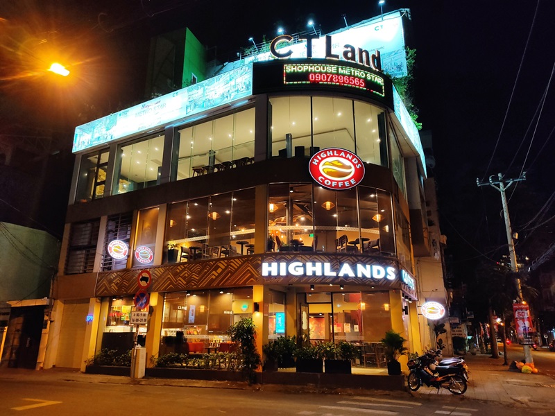 Cafe Highlands Phú Nhuận dường Nguyễn Trọng Tuyển.