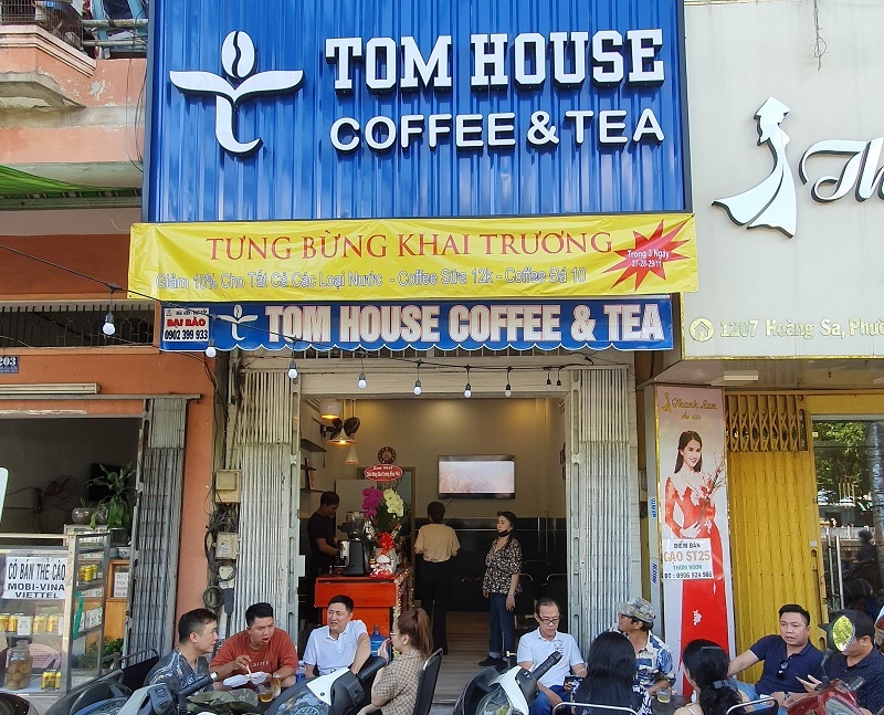 Tom House - Quán cafe lề đường quận 10 đông khách.