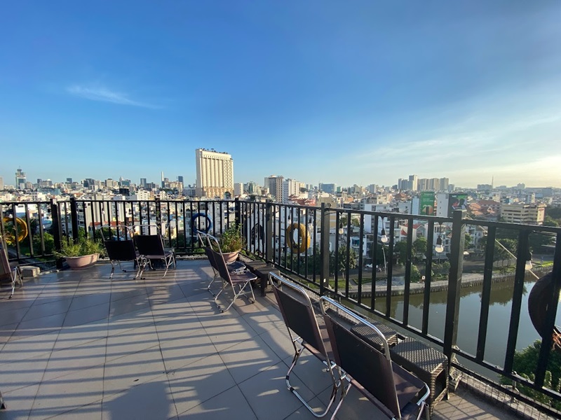 High River Coffee - Không gian cafe rooftop Phú Nhuận thoáng mát.