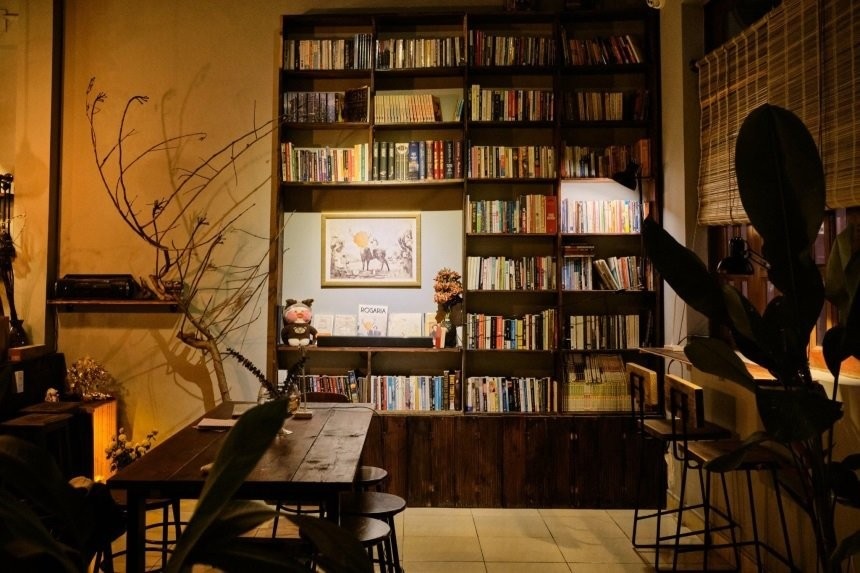 Quán cafe sách Phú Nhuận với không gian rộng rãi yên tĩnh.