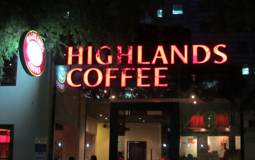 Quán Highlands Coffee quận 11 có máy lạnh, rộng rãi.