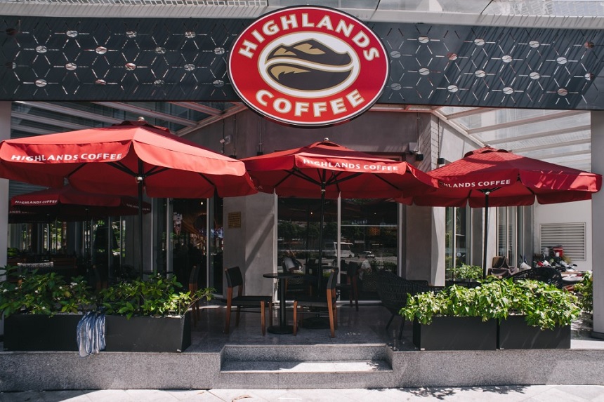 Địa chỉ Highlands Coffee Tân Phú mặt tiền đông khách.