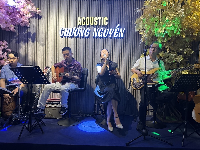 Chương Nguyễn Acoustic - Cafe hát với nhau quận Tân Phú đông khách.